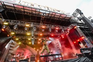 Novel Core Instagram - ⁡
LuckyFes'24
at 国営ひたち海浜公園
⁡
昨年ぶり、2回目のLuckyFes！
ひたちなか、ただいま！
⁡
初出演にして、自分のステージを含め、ALI、SKY-HI、s**t kingzとのコラボレーションで計4ステージに出演させて頂き、主催チームの皆さんからも “今年のMVP” と評価して頂いた昨年。
⁡
「来年は更に大きなステージで、ハウスバンドも引き連れて帰ってきたい！」と宣言させてもらったんですが、DJ DRAGONさんをはじめ、運営の皆さんが強く推してくださり、有言実行！
⁡
今年は、メインのRAINBOW STAGEと並ぶWING STAGEというとてつもなく大きなステージで、トリ前という大切なポジションを仰せつかりました。
⁡
しかも、あのROTTENGRAFFTYからバトンを頂き、トリのDa-iCEに繋ぐという、とんでもないポジション。本当に緊張したけど、それ以上にワクワクした。
⁡
昨日、ROTTENGRAFFTYのNOBUYAさんが「CHAOS」が好きだと褒めてくださったので、今日は急遽サウンドチェックに「CHAOS」をぶち込んで、さらに、昨年のLuckyFesをきっかけに今も凄く仲良くしてくださっている相川七瀬様の「夢見る少女じゃいられない」もカバーさせて頂きました…！

@rottengraffty @nobuya_rotten & @nanasecat 🤝
⁡
今年はedhiii boiのステージへのサプライズ出演から始まり、自分のステージ、最後はDa-iCEのステージにサプライズ出演！3ステージ！楽しかったぁ！！

@da_ice_staff & @edhiiiboi_is_here 🤝
⁡
来年はこのWING STAGEのトリで更に大きく翼を広げたいと、今回も自分のステージで宣言させてもらったので、その位置が恥ずかしくないアーティストになれるように今から必死で来年に向けて準備します。
⁡
改めて、自分の出番以外も1人のフレンズとして思いっきり楽しめる最高のフェスでした。
⁡
DJ DRAGONさんには会場でお伝えしましたが、俺はこのLuckyFesの看板になれるようなアーティストになりたいので、毎年このフェスと共に大きくなっていきたいです！

@djdragon_jp 😭🙏🏻✨
⁡
改めて、会場に足を運んだり、配信で応援してくれた全てのアーティストのファンの皆さん、主催&運営チームの皆さん、共演者の皆さん、OUTERのみんな！
⁡
本当に本当にありがとうございました！
また必ず、来年も帰ってきます。
⁡
BIG LOVE @luckyfm_fes 🪽

Photo: 樋口隆宏 / team SOUND SHOOTER
#LuckyFes #NovelCore