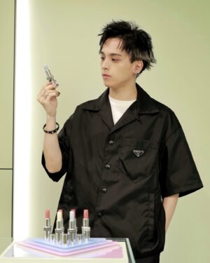 Novel Core Instagram - ⁡
Thank You @pradabeauty @prada 🩵
⁡
PRADA BEAUTYのベストセラーアイテム「プラダ バーム」に新作が登場するということで、ローンチイベントにお邪魔してきました。
⁡
スキンケア成分を配合したリップバーム、実際にいくつか試してみたんだけど、綺麗に馴染むし、自然にハリとツヤが出るから凄く使いやすかったです。
⁡
俺が実際に試した新作の中でも、特に “アストラル ピンク” はリップ自体が鮮やかな青色なのに、唇にのせるとpHに合わせてピンクに発色するっていう魔法みたいなアイテムで、その発色も凄く自然だったから、男女関係なくギフトにおすすめでした！
⁡
明日、6月19日(水)からPRADA BEAUTY TOKYOと公式オンラインストアで先行販売されるとのことなので、ぜひ手に取ってみて💄
⁡
#pradabeauty #プラダビューティ #prada #PR