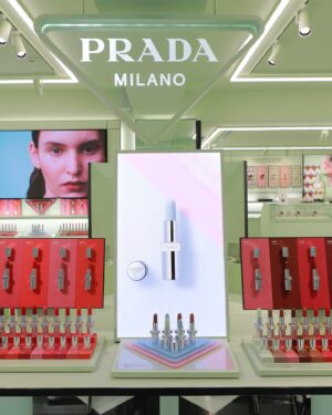 Novel Core Instagram - ⁡
Thank You @pradabeauty @prada 🩵
⁡
PRADA BEAUTYのベストセラーアイテム「プラダ バーム」に新作が登場するということで、ローンチイベントにお邪魔してきました。
⁡
スキンケア成分を配合したリップバーム、実際にいくつか試してみたんだけど、綺麗に馴染むし、自然にハリとツヤが出るから凄く使いやすかったです。
⁡
俺が実際に試した新作の中でも、特に “アストラル ピンク” はリップ自体が鮮やかな青色なのに、唇にのせるとpHに合わせてピンクに発色するっていう魔法みたいなアイテムで、その発色も凄く自然だったから、男女関係なくギフトにおすすめでした！
⁡
明日、6月19日(水)からPRADA BEAUTY TOKYOと公式オンラインストアで先行販売されるとのことなので、ぜひ手に取ってみて💄
⁡
#pradabeauty #プラダビューティ #prada #PR