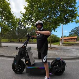 Nuno Agonia Instagram - Fizeram a trotinete elétrica mais TUDO, e já vais perceber porquê?  300km de autonomia,  160kg,  170km/h e custa cerca de 22.000€ 🤯 @weped_official  e um grande obrigado ao @marcioandremartins pois ele é ainda mais louco 🤪 Tens vídeo completo no meu canal do YouTube 🤩