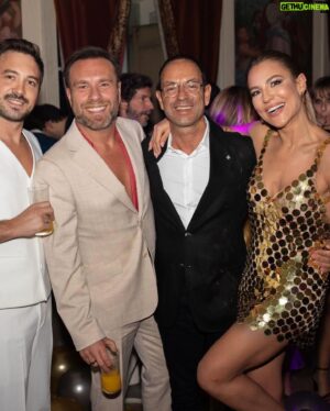 Nuno Eiró Instagram - Em modo festa no início de mais uma semana de trabalho 😅🥳 #mondaymood #partyvibes 🧥: @dmtailor_ 💫