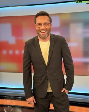 Nuno Eiró Instagram - Mau tempo ☔️, cores de inverno ❄️, sorriso para dar alegria 😉🤩 #morningshow #tvhost @estamanhatvi styled @bydorarogerio @antonymorato_official