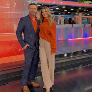 Nuno Eiró Instagram - Como costumamos dizer … Podíamos ser só inteligentes … 🤣🤣🤣🤣 não é, @sarasousapintoo 🤣❤️ #work #morningshow #tvhost @estamanhatvi