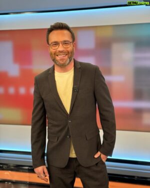 Nuno Eiró Instagram - Mau tempo ☔️, cores de inverno ❄️, sorriso para dar alegria 😉🤩 #morningshow #tvhost @estamanhatvi styled @bydorarogerio @antonymorato_official
