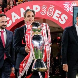 Nuno Gomes Instagram - Um orgulho voltar a pisar o relvado do Estádio da Luz e levar a taça aos novos campeões nacionais. Parabéns Benfica!!!