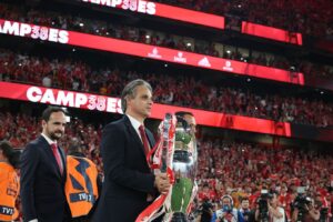 Nuno Gomes Instagram - Um orgulho voltar a pisar o relvado do Estádio da Luz e levar a taça aos novos campeões nacionais. Parabéns Benfica!!!