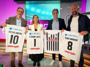 Nuno Gomes Instagram - Obrigado pela surpresa Amarante FC! Boa sorte! 🤍🖤