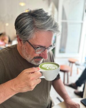 Nuno Markl Instagram - 🎼 🎶 

Matcha, Matcha Man
I wanna be 
A Matcha Man

Há anos que vejo a Teresa beber o seu matcha. Hoje pensei que estava na altura de experimentar tão verde bebida. Emborquei um matcha latte - não sem alguma desconfiança - e não só apreciei, como depois enfardei panquecas de matcha, ali que nem um matchão. Sim, fui full matcha. 360 graus matcha. 
A Teresa explicou-me que este é o chamado matcha cerimonial e eu não quis saber mais: a palavra cerimonial é suficiente para eu me sentir mais adulto e importante, seja qual for o produto. Adorava que houvesse chocolates cerimoniais e chupa-chupas cerimoniais. Devíamos ter direito a mais produtos cerimoniais.

Confirma-se: isto dá um espevitanço especial, diferente do café, uma energia convicta e focada, mas sem o coice histérico da bica. Gostei. 🍵 <— Sim, existe um emoji de matcha. A partir do momento em que algo tem o seu próprio emoji, penso que está na altura de experimentar.