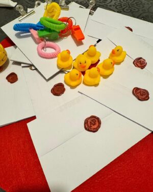 Nuno Markl Instagram - Uma das maravilhas de fazer o Taskmaster tem sido ver como o programa estimula a imaginação dos miúdos. Há escolas a fazer as suas próprias edições do programa… e pelo que tenho sabido, o programa tem sido tema de várias festas infantis de aniversário - como a do jovem Artur, filho da minha amiga @patriciafurtado.pt. O Artur tem a sorte de ter uma mãe criativa e talentosa - muitos de vós conhecerão o talento da Patrícia de livros como os da rubrica Caderneta de Cromos, que ela ilustrou - e isso vê-se não só na soberba  piñata de patinho (que ela diz que demorou uma semana a fazer e 30 segundos a ser desfeita) mas nos detalhes de toda esta operação (os selos lacrados estão particularmente magníficos). 
Famílias unidas a construir jogos e adereços com base no programa. Acho que isto mostra que há serviço público no Taskmaster! ❤️