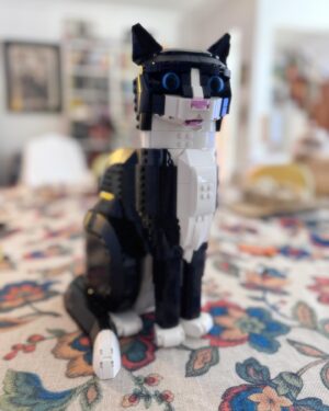 Nuno Markl Instagram - O Pedro recebeu este no aniversário e construiu-o agora. É um dos sets Lego mais adoráveis que já vi. Um gato expressivo, em tamanho natural, maravilhosamente “esculpido” em peças, com um realismo e uma fluidez incríveis. De longe é fácil confundi-lo com um gato a sério!