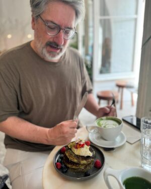Nuno Markl Instagram - 🎼 🎶 

Matcha, Matcha Man
I wanna be 
A Matcha Man

Há anos que vejo a Teresa beber o seu matcha. Hoje pensei que estava na altura de experimentar tão verde bebida. Emborquei um matcha latte - não sem alguma desconfiança - e não só apreciei, como depois enfardei panquecas de matcha, ali que nem um matchão. Sim, fui full matcha. 360 graus matcha. 
A Teresa explicou-me que este é o chamado matcha cerimonial e eu não quis saber mais: a palavra cerimonial é suficiente para eu me sentir mais adulto e importante, seja qual for o produto. Adorava que houvesse chocolates cerimoniais e chupa-chupas cerimoniais. Devíamos ter direito a mais produtos cerimoniais.

Confirma-se: isto dá um espevitanço especial, diferente do café, uma energia convicta e focada, mas sem o coice histérico da bica. Gostei. 🍵 <— Sim, existe um emoji de matcha. A partir do momento em que algo tem o seu próprio emoji, penso que está na altura de experimentar.