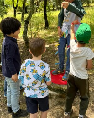 Nuno Markl Instagram - Uma das maravilhas de fazer o Taskmaster tem sido ver como o programa estimula a imaginação dos miúdos. Há escolas a fazer as suas próprias edições do programa… e pelo que tenho sabido, o programa tem sido tema de várias festas infantis de aniversário - como a do jovem Artur, filho da minha amiga @patriciafurtado.pt. O Artur tem a sorte de ter uma mãe criativa e talentosa - muitos de vós conhecerão o talento da Patrícia de livros como os da rubrica Caderneta de Cromos, que ela ilustrou - e isso vê-se não só na soberba  piñata de patinho (que ela diz que demorou uma semana a fazer e 30 segundos a ser desfeita) mas nos detalhes de toda esta operação (os selos lacrados estão particularmente magníficos). 
Famílias unidas a construir jogos e adereços com base no programa. Acho que isto mostra que há serviço público no Taskmaster! ❤️