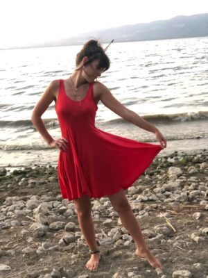 Nur Erkul Instagram - Bir Ben Vardır Bende
Severim ben Seni candan içeru
Yolum vardır bu erkandan içeru

Şeriat, tarikat yoldur varana
Hakikat meyvası andan içeru

Dinin terk edenin küfürdür işi
Ol ne küfürdür, imandan içeru

Beni bende demen, ben de değilim
Bir ben vardır bende, benden içeru

Beni benden alana ermez elim
Kim kadem basa Sultandan içeru

Süleyman kuş dilin bilir dediler
Süleyman var, Süleyman'dan içeru

Tecelliden nasip erdi kimine
Kiminin maksudu bundan içeru

Senin aşkın beni benden alıptır
Ne şirin dert bu, dermandan içeru

Miskin Yunus, gözü tuş oldu Sana
Kapıda bir kuldur, Sultandan içeru