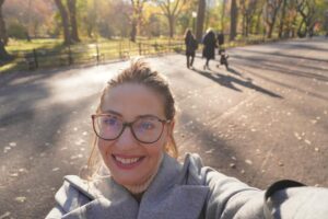 Nuran Evren Şit Instagram - New York Dump yazıp geçsem olmaz. Yazarken kafamın içinde dolaştığım şehrin şimdi tam kalbindeyim. Hem tanıdık, hem yabancı, hem canlı, hem yorucu, hem durursam her şeyi kaçırırım hissi, hem jet lag sersemliği… Oyster’ın, jazz’ın, Central Park’ın, Queens’in, Time Square’in, o üstüne filmler yazdıran silüetin bi yana, dostlarla kavuşmak en başa… Iyi ki geldik NY. Vesile olan herkese ve filmimize 🙏 #newyork #friends #more
