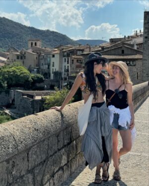 Nuran Evren Şit Instagram - Yıl 2000’lerin başı , Mimar Sinan Üniversitesi Rıhtım’da bi kız gördüm. Bal yeşil gözleri, siyah küt saçlarıyla su gibi, melek gibi kız. Kitlenip kaldım “Allah’ım bu ne güzellik, bu kız kim?”Diye. Duruşu, edası yetti hayran olmama. O vakit denk gelmedi tanışmadık. Bi süre sonra televizyonda gördüm. Tûba Büyüküstün’müş adı. 

Bunca yıl aynı sektördeydik ama hiç denk gelmedik. 

2018’de “Mimar Sinan’ın Kadınları” sergisinde ikimizin portre fotoğrafları alt altaydı. Meğer kader ağlarını örmüş, biz Zeytin Ağacı’nı beklemişiz tanışıp sarılmak için. 

Tubitom önce hikayemin başrolü, sonra da kalbimin derin bir yerinden yoldaşım, dostum, ruhdaşım oldu. 

Bugün bu çok özel kadının doğum günü. Onun milyonlarca kadına verdiği ilhamın sebebinin , onun içten sızan zerafetinin, tüm kırılganlığıyla dimdik duruşunun, en çocuksu, en kadınsı, en keşifçi anlarının, kendini sürekli dönüştüren o hayat dolu merakının artık daha yakından şahidi olduğum için çok şanslıyım. 

Canım Tubito, ömrün boyunca tüm yolların aydınlık, tüm bahçelerin çiçeklerle bezeli olsun. Güzel kızların, sevdiklerin, hedeflerin, dileklerinle en şahane yolculuklar seni bulsun. 

Sevgili anne ve baban’a senin kadar özel bi ruhu bizlere getirdikleri için teşekkür ediyorum. İyi ki varsın canım. İyi ki ve nice yollarda beraberiz. 

İyi ki Doğdun Sen ❤️🥹🌹🙏🍀🔆🧿💙 

#happybirthday #tubabüyüküstün @tubabustun.official 🌷