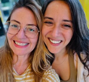 Nuran Evren Şit Instagram - Aylar sonra İstanbul, kavuştuklarım, kavuşmaya yetişemediklerim… Yurt dışına taşınalı 3 yıl olmuş, İstanbul solmuş, İstanbul çok kalaba olmuş … Ömrümün 20 yılı bu şehre düşmüş, lakin değişen oncalığın içinde değişmeyen tek şey dostlarım olmuş… 72 saate tonla kucaklaşma sığmış, kucaklanamayanlar da bir dahaki gelişin bahanesi olsun. İstanbul dostlarıma iyi bak, yine gelecek ben 💙