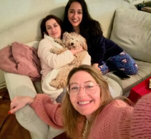 Nuran Evren Şit Instagram - Aylar sonra İstanbul, kavuştuklarım, kavuşmaya yetişemediklerim… Yurt dışına taşınalı 3 yıl olmuş, İstanbul solmuş, İstanbul çok kalaba olmuş … Ömrümün 20 yılı bu şehre düşmüş, lakin değişen oncalığın içinde değişmeyen tek şey dostlarım olmuş… 72 saate tonla kucaklaşma sığmış, kucaklanamayanlar da bir dahaki gelişin bahanesi olsun. İstanbul dostlarıma iyi bak, yine gelecek ben 💙