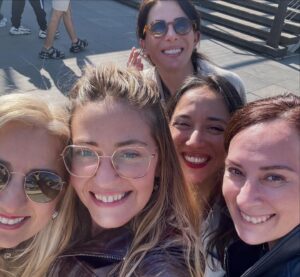 Nuran Evren Şit Instagram - Aylar sonra İstanbul, kavuştuklarım, kavuşmaya yetişemediklerim… Yurt dışına taşınalı 3 yıl olmuş, İstanbul solmuş, İstanbul çok kalaba olmuş … Ömrümün 20 yılı bu şehre düşmüş, lakin değişen oncalığın içinde değişmeyen tek şey dostlarım olmuş… 72 saate tonla kucaklaşma sığmış, kucaklanamayanlar da bir dahaki gelişin bahanesi olsun. İstanbul dostlarıma iyi bak, yine gelecek ben 💙