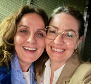 Nuran Evren Şit Instagram - Aylar sonra İstanbul, kavuştuklarım, kavuşmaya yetişemediklerim… Yurt dışına taşınalı 3 yıl olmuş, İstanbul solmuş, İstanbul çok kalaba olmuş … Ömrümün 20 yılı bu şehre düşmüş, lakin değişen oncalığın içinde değişmeyen tek şey dostlarım olmuş… 72 saate tonla kucaklaşma sığmış, kucaklanamayanlar da bir dahaki gelişin bahanesi olsun. İstanbul dostlarıma iyi bak, yine gelecek ben 💙