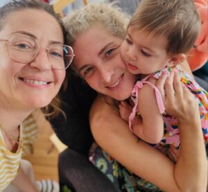 Nuran Evren Şit Instagram - Aylar sonra İstanbul, kavuştuklarım, kavuşmaya yetişemediklerim… Yurt dışına taşınalı 3 yıl olmuş, İstanbul solmuş, İstanbul çok kalaba olmuş … Ömrümün 20 yılı bu şehre düşmüş, lakin değişen oncalığın içinde değişmeyen tek şey dostlarım olmuş… 72 saate tonla kucaklaşma sığmış, kucaklanamayanlar da bir dahaki gelişin bahanesi olsun. İstanbul dostlarıma iyi bak, yine gelecek ben 💙