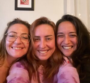 Nuran Evren Şit Instagram - Aylar sonra İstanbul, kavuştuklarım, kavuşmaya yetişemediklerim… Yurt dışına taşınalı 3 yıl olmuş, İstanbul solmuş, İstanbul çok kalaba olmuş … Ömrümün 20 yılı bu şehre düşmüş, lakin değişen oncalığın içinde değişmeyen tek şey dostlarım olmuş… 72 saate tonla kucaklaşma sığmış, kucaklanamayanlar da bir dahaki gelişin bahanesi olsun. İstanbul dostlarıma iyi bak, yine gelecek ben 💙