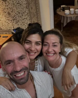 Nuran Evren Şit Instagram - Yıl 2000’lerin başı , Mimar Sinan Üniversitesi Rıhtım’da bi kız gördüm. Bal yeşil gözleri, siyah küt saçlarıyla su gibi, melek gibi kız. Kitlenip kaldım “Allah’ım bu ne güzellik, bu kız kim?”Diye. Duruşu, edası yetti hayran olmama. O vakit denk gelmedi tanışmadık. Bi süre sonra televizyonda gördüm. Tûba Büyüküstün’müş adı. 

Bunca yıl aynı sektördeydik ama hiç denk gelmedik. 

2018’de “Mimar Sinan’ın Kadınları” sergisinde ikimizin portre fotoğrafları alt altaydı. Meğer kader ağlarını örmüş, biz Zeytin Ağacı’nı beklemişiz tanışıp sarılmak için. 

Tubitom önce hikayemin başrolü, sonra da kalbimin derin bir yerinden yoldaşım, dostum, ruhdaşım oldu. 

Bugün bu çok özel kadının doğum günü. Onun milyonlarca kadına verdiği ilhamın sebebinin , onun içten sızan zerafetinin, tüm kırılganlığıyla dimdik duruşunun, en çocuksu, en kadınsı, en keşifçi anlarının, kendini sürekli dönüştüren o hayat dolu merakının artık daha yakından şahidi olduğum için çok şanslıyım. 

Canım Tubito, ömrün boyunca tüm yolların aydınlık, tüm bahçelerin çiçeklerle bezeli olsun. Güzel kızların, sevdiklerin, hedeflerin, dileklerinle en şahane yolculuklar seni bulsun. 

Sevgili anne ve baban’a senin kadar özel bi ruhu bizlere getirdikleri için teşekkür ediyorum. İyi ki varsın canım. İyi ki ve nice yollarda beraberiz. 

İyi ki Doğdun Sen ❤️🥹🌹🙏🍀🔆🧿💙 

#happybirthday #tubabüyüküstün @tubabustun.official 🌷