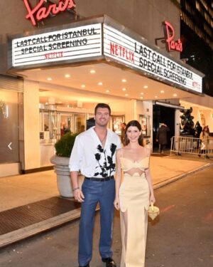 Nuran Evren Şit Instagram - @nuranevrensit ‘in kaleme aldığı başrollerinde @berenn_saat ve @kivanctatlitug ‘un yer aldığı Last call for İstanbul  Filmimizin New York gösterimi  The Paris Theater ‘da gerçekleşti. 24 Kasım’da @netflixturkiye ‘de✨