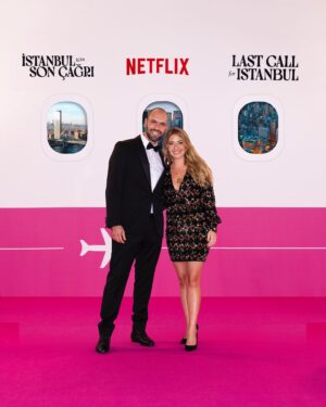 Nuran Evren Şit Instagram - Dün gece bize bu rüyayı yaşatmak için emek vermiş herkese tek tek  minnettarım.  Netflix Türkiye ekibi muhteşemsiniz🙏 @netflixturkiye 
Makyajımı yapan sevgili Muhammed Sağır @muhammetsagir_  inanılmazdın sensiz napardım bilmiyorum. 🌹@cansuyilmazerr ve @guzellikatolyem e, beni hazırlarken pamuklara sardıkları için minnettarım. Canım kocam @barbaros_yaras kalbim ağzımdayken yine elimi sımsıkı tutup bırakmadığın için ve menejerim Rezzan Çankır @cankir her adımda yanımda olduğun için binlerce teşekkür 🌹🙏 #gala #i̇stanbuli̇çinsonçağrı