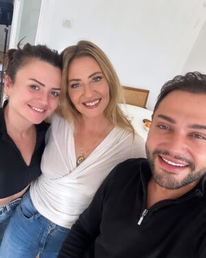 Nuran Evren Şit Instagram - Dün gece bize bu rüyayı yaşatmak için emek vermiş herkese tek tek  minnettarım.  Netflix Türkiye ekibi muhteşemsiniz🙏 @netflixturkiye 
Makyajımı yapan sevgili Muhammed Sağır @muhammetsagir_  inanılmazdın sensiz napardım bilmiyorum. 🌹@cansuyilmazerr ve @guzellikatolyem e, beni hazırlarken pamuklara sardıkları için minnettarım. Canım kocam @barbaros_yaras kalbim ağzımdayken yine elimi sımsıkı tutup bırakmadığın için ve menejerim Rezzan Çankır @cankir her adımda yanımda olduğun için binlerce teşekkür 🌹🙏 #gala #i̇stanbuli̇çinsonçağrı
