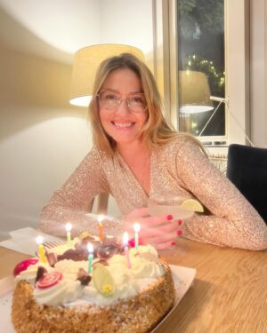 Nuran Evren Şit Instagram - 22 Ocak 2024 itibari ile yeryüzündeki 44. Yılıma girdim. Yılların, rakamların önemsizleştiği, yan yana olduklarımın önemli olduğu yaşlar; huzur, zerafet, sabırla yol almayı denemeler, tükenmeyen hayaller, tüm dalgalara ve fırtınalarına rağmen çıkmaya değer seferler, hep mutlu hep haklı olunamayacağına dair kabuller, başkaları ne der değil, paşa gönlüm ne der diyebilmeler, aşkın, yuvanın, sağlığın kıymetini bilip hakkını vermeler, yaşama dair aşka gelmeyi, yeri gelince durup dinlenmeyi, ektiklerini bir gün biçmeyi, biçemediklerinden vaz geçmeyi tecrübe etmeler… Bugün hayatta olmama sebep olan anne ve babamın, onların anne ve babalarının ve onların da tüm atalarının, tüm dostlarımın, ailemin ve en sıcak yuvam kocamın varlığına minnettarım. Tüm dilekleriniz ve mesajlarınız için minnettarım. İyi ki doğdum, iyi ki burdayım❤️🙏