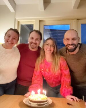Nuran Evren Şit Instagram - 22 Ocak 2024 itibari ile yeryüzündeki 44. Yılıma girdim. Yılların, rakamların önemsizleştiği, yan yana olduklarımın önemli olduğu yaşlar; huzur, zerafet, sabırla yol almayı denemeler, tükenmeyen hayaller, tüm dalgalara ve fırtınalarına rağmen çıkmaya değer seferler, hep mutlu hep haklı olunamayacağına dair kabuller, başkaları ne der değil, paşa gönlüm ne der diyebilmeler, aşkın, yuvanın, sağlığın kıymetini bilip hakkını vermeler, yaşama dair aşka gelmeyi, yeri gelince durup dinlenmeyi, ektiklerini bir gün biçmeyi, biçemediklerinden vaz geçmeyi tecrübe etmeler… Bugün hayatta olmama sebep olan anne ve babamın, onların anne ve babalarının ve onların da tüm atalarının, tüm dostlarımın, ailemin ve en sıcak yuvam kocamın varlığına minnettarım. Tüm dilekleriniz ve mesajlarınız için minnettarım. İyi ki doğdum, iyi ki burdayım❤️🙏