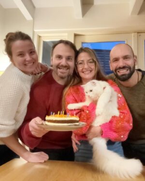 Nuran Evren Şit Instagram - 22 Ocak 2024 itibari ile yeryüzündeki 44. Yılıma girdim. Yılların, rakamların önemsizleştiği, yan yana olduklarımın önemli olduğu yaşlar; huzur, zerafet, sabırla yol almayı denemeler, tükenmeyen hayaller, tüm dalgalara ve fırtınalarına rağmen çıkmaya değer seferler, hep mutlu hep haklı olunamayacağına dair kabuller, başkaları ne der değil, paşa gönlüm ne der diyebilmeler, aşkın, yuvanın, sağlığın kıymetini bilip hakkını vermeler, yaşama dair aşka gelmeyi, yeri gelince durup dinlenmeyi, ektiklerini bir gün biçmeyi, biçemediklerinden vaz geçmeyi tecrübe etmeler… Bugün hayatta olmama sebep olan anne ve babamın, onların anne ve babalarının ve onların da tüm atalarının, tüm dostlarımın, ailemin ve en sıcak yuvam kocamın varlığına minnettarım. Tüm dilekleriniz ve mesajlarınız için minnettarım. İyi ki doğdum, iyi ki burdayım❤️🙏