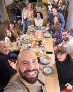 Nuran Evren Şit Instagram - 22 Ocak 2024 itibari ile yeryüzündeki 44. Yılıma girdim. Yılların, rakamların önemsizleştiği, yan yana olduklarımın önemli olduğu yaşlar; huzur, zerafet, sabırla yol almayı denemeler, tükenmeyen hayaller, tüm dalgalara ve fırtınalarına rağmen çıkmaya değer seferler, hep mutlu hep haklı olunamayacağına dair kabuller, başkaları ne der değil, paşa gönlüm ne der diyebilmeler, aşkın, yuvanın, sağlığın kıymetini bilip hakkını vermeler, yaşama dair aşka gelmeyi, yeri gelince durup dinlenmeyi, ektiklerini bir gün biçmeyi, biçemediklerinden vaz geçmeyi tecrübe etmeler… Bugün hayatta olmama sebep olan anne ve babamın, onların anne ve babalarının ve onların da tüm atalarının, tüm dostlarımın, ailemin ve en sıcak yuvam kocamın varlığına minnettarım. Tüm dilekleriniz ve mesajlarınız için minnettarım. İyi ki doğdum, iyi ki burdayım❤️🙏