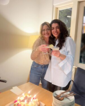 Nuran Evren Şit Instagram - 22 Ocak 2024 itibari ile yeryüzündeki 44. Yılıma girdim. Yılların, rakamların önemsizleştiği, yan yana olduklarımın önemli olduğu yaşlar; huzur, zerafet, sabırla yol almayı denemeler, tükenmeyen hayaller, tüm dalgalara ve fırtınalarına rağmen çıkmaya değer seferler, hep mutlu hep haklı olunamayacağına dair kabuller, başkaları ne der değil, paşa gönlüm ne der diyebilmeler, aşkın, yuvanın, sağlığın kıymetini bilip hakkını vermeler, yaşama dair aşka gelmeyi, yeri gelince durup dinlenmeyi, ektiklerini bir gün biçmeyi, biçemediklerinden vaz geçmeyi tecrübe etmeler… Bugün hayatta olmama sebep olan anne ve babamın, onların anne ve babalarının ve onların da tüm atalarının, tüm dostlarımın, ailemin ve en sıcak yuvam kocamın varlığına minnettarım. Tüm dilekleriniz ve mesajlarınız için minnettarım. İyi ki doğdum, iyi ki burdayım❤️🙏