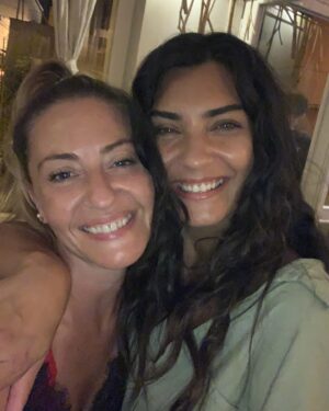 Nuran Evren Şit Instagram - Yıl 2000’lerin başı , Mimar Sinan Üniversitesi Rıhtım’da bi kız gördüm. Bal yeşil gözleri, siyah küt saçlarıyla su gibi, melek gibi kız. Kitlenip kaldım “Allah’ım bu ne güzellik, bu kız kim?”Diye. Duruşu, edası yetti hayran olmama. O vakit denk gelmedi tanışmadık. Bi süre sonra televizyonda gördüm. Tûba Büyüküstün’müş adı. 

Bunca yıl aynı sektördeydik ama hiç denk gelmedik. 

2018’de “Mimar Sinan’ın Kadınları” sergisinde ikimizin portre fotoğrafları alt altaydı. Meğer kader ağlarını örmüş, biz Zeytin Ağacı’nı beklemişiz tanışıp sarılmak için. 

Tubitom önce hikayemin başrolü, sonra da kalbimin derin bir yerinden yoldaşım, dostum, ruhdaşım oldu. 

Bugün bu çok özel kadının doğum günü. Onun milyonlarca kadına verdiği ilhamın sebebinin , onun içten sızan zerafetinin, tüm kırılganlığıyla dimdik duruşunun, en çocuksu, en kadınsı, en keşifçi anlarının, kendini sürekli dönüştüren o hayat dolu merakının artık daha yakından şahidi olduğum için çok şanslıyım. 

Canım Tubito, ömrün boyunca tüm yolların aydınlık, tüm bahçelerin çiçeklerle bezeli olsun. Güzel kızların, sevdiklerin, hedeflerin, dileklerinle en şahane yolculuklar seni bulsun. 

Sevgili anne ve baban’a senin kadar özel bi ruhu bizlere getirdikleri için teşekkür ediyorum. İyi ki varsın canım. İyi ki ve nice yollarda beraberiz. 

İyi ki Doğdun Sen ❤️🥹🌹🙏🍀🔆🧿💙 

#happybirthday #tubabüyüküstün @tubabustun.official 🌷