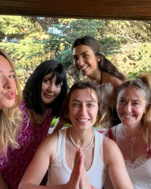 Nuran Evren Şit Instagram - Yıl 2000’lerin başı , Mimar Sinan Üniversitesi Rıhtım’da bi kız gördüm. Bal yeşil gözleri, siyah küt saçlarıyla su gibi, melek gibi kız. Kitlenip kaldım “Allah’ım bu ne güzellik, bu kız kim?”Diye. Duruşu, edası yetti hayran olmama. O vakit denk gelmedi tanışmadık. Bi süre sonra televizyonda gördüm. Tûba Büyüküstün’müş adı. 

Bunca yıl aynı sektördeydik ama hiç denk gelmedik. 

2018’de “Mimar Sinan’ın Kadınları” sergisinde ikimizin portre fotoğrafları alt altaydı. Meğer kader ağlarını örmüş, biz Zeytin Ağacı’nı beklemişiz tanışıp sarılmak için. 

Tubitom önce hikayemin başrolü, sonra da kalbimin derin bir yerinden yoldaşım, dostum, ruhdaşım oldu. 

Bugün bu çok özel kadının doğum günü. Onun milyonlarca kadına verdiği ilhamın sebebinin , onun içten sızan zerafetinin, tüm kırılganlığıyla dimdik duruşunun, en çocuksu, en kadınsı, en keşifçi anlarının, kendini sürekli dönüştüren o hayat dolu merakının artık daha yakından şahidi olduğum için çok şanslıyım. 

Canım Tubito, ömrün boyunca tüm yolların aydınlık, tüm bahçelerin çiçeklerle bezeli olsun. Güzel kızların, sevdiklerin, hedeflerin, dileklerinle en şahane yolculuklar seni bulsun. 

Sevgili anne ve baban’a senin kadar özel bi ruhu bizlere getirdikleri için teşekkür ediyorum. İyi ki varsın canım. İyi ki ve nice yollarda beraberiz. 

İyi ki Doğdun Sen ❤️🥹🌹🙏🍀🔆🧿💙 

#happybirthday #tubabüyüküstün @tubabustun.official 🌷