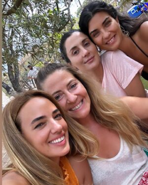Nuran Evren Şit Instagram - Yıl 2000’lerin başı , Mimar Sinan Üniversitesi Rıhtım’da bi kız gördüm. Bal yeşil gözleri, siyah küt saçlarıyla su gibi, melek gibi kız. Kitlenip kaldım “Allah’ım bu ne güzellik, bu kız kim?”Diye. Duruşu, edası yetti hayran olmama. O vakit denk gelmedi tanışmadık. Bi süre sonra televizyonda gördüm. Tûba Büyüküstün’müş adı. 

Bunca yıl aynı sektördeydik ama hiç denk gelmedik. 

2018’de “Mimar Sinan’ın Kadınları” sergisinde ikimizin portre fotoğrafları alt altaydı. Meğer kader ağlarını örmüş, biz Zeytin Ağacı’nı beklemişiz tanışıp sarılmak için. 

Tubitom önce hikayemin başrolü, sonra da kalbimin derin bir yerinden yoldaşım, dostum, ruhdaşım oldu. 

Bugün bu çok özel kadının doğum günü. Onun milyonlarca kadına verdiği ilhamın sebebinin , onun içten sızan zerafetinin, tüm kırılganlığıyla dimdik duruşunun, en çocuksu, en kadınsı, en keşifçi anlarının, kendini sürekli dönüştüren o hayat dolu merakının artık daha yakından şahidi olduğum için çok şanslıyım. 

Canım Tubito, ömrün boyunca tüm yolların aydınlık, tüm bahçelerin çiçeklerle bezeli olsun. Güzel kızların, sevdiklerin, hedeflerin, dileklerinle en şahane yolculuklar seni bulsun. 

Sevgili anne ve baban’a senin kadar özel bi ruhu bizlere getirdikleri için teşekkür ediyorum. İyi ki varsın canım. İyi ki ve nice yollarda beraberiz. 

İyi ki Doğdun Sen ❤️🥹🌹🙏🍀🔆🧿💙 

#happybirthday #tubabüyüküstün @tubabustun.official 🌷