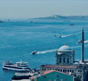 Nuran Evren Şit Instagram - Aylar sonra İstanbul, kavuştuklarım, kavuşmaya yetişemediklerim… Yurt dışına taşınalı 3 yıl olmuş, İstanbul solmuş, İstanbul çok kalaba olmuş … Ömrümün 20 yılı bu şehre düşmüş, lakin değişen oncalığın içinde değişmeyen tek şey dostlarım olmuş… 72 saate tonla kucaklaşma sığmış, kucaklanamayanlar da bir dahaki gelişin bahanesi olsun. İstanbul dostlarıma iyi bak, yine gelecek ben 💙