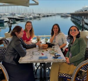 Nuran Evren Şit Instagram - Aylar sonra İstanbul, kavuştuklarım, kavuşmaya yetişemediklerim… Yurt dışına taşınalı 3 yıl olmuş, İstanbul solmuş, İstanbul çok kalaba olmuş … Ömrümün 20 yılı bu şehre düşmüş, lakin değişen oncalığın içinde değişmeyen tek şey dostlarım olmuş… 72 saate tonla kucaklaşma sığmış, kucaklanamayanlar da bir dahaki gelişin bahanesi olsun. İstanbul dostlarıma iyi bak, yine gelecek ben 💙