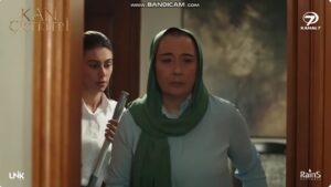 Nuray Şerefoğlu Instagram - Kader Dilana Bunları neden yaptığını soruyor.Kan Çiçekleri Hafta İçi Hergün 16:30 da Kanal7 ekranlarında @rainspicturesofficial  @unikfilmresmi @kancicekleridizi @kanal7 #kançiçekleri #kançiçekleridizisi #yağmuryüksel #busebedir #nurayserefoglu #dizi #tv #günlükdizi #kanal7 #oyuncu #actresses #actress #atriz #dilbar  #keşfetteyiz #