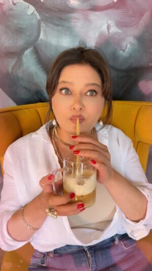 Nurgül Yeşilçay Instagram - Kızlaaar🙋‍♀️ Bu yaz bizde buluşup, serinliyoruz🏖️. Çeşit çeşit kahvelerle foto çekip eşe dosta hava atıyoruz okey ☕️🥰

Yeni Philips LatteGo 5500’le evimin baristası oldum 😍 Soğuk ya da sıcak 20 farklı kahve çeşidi yapabiliyor. Önceki ürünlere göre de @ daha sessiz çalışıyor.
#LatteGo @philipsevurunleriturkiye #işbirliği
