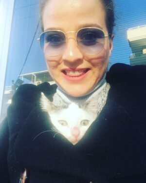 Nurhak Mine Söz Instagram - Gezmeye çıktık biz 😻🤪💙👩‍🌾 #pamukprenses #kedicik #aşk #minikkangurum