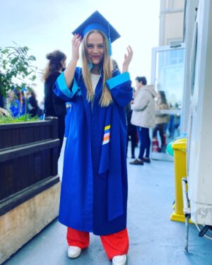 Nurhak Mine Söz Instagram - Sanırım bitti..🙃👩‍🎓🥂 
2001 yılında girdiğim bu kapıdan çıkmam tam 20 yılımı aldı. 14 yaşıma selam olsun o vakit.💫💫🙈