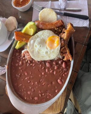 Nuria Herrero Instagram - De Cartagena a Medellín y de la bandeja paisa al wifi gratuito.
💛💙❤️