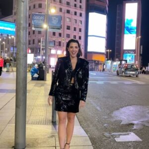 Nuria Herrero Instagram - Gran Vía. -3º. 
Pero bien de calorcito en el estreno de Nacho. 🔥

#muah @marinabilbatua 
Look @elarmariodepepa 
@amateur_spain