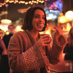 Nuria Herrero Instagram - ✨De vuelta en casa por Navidad ✨#publi. Disfruta de un consumo responsable 40º.

Un año más @beefeatergin_es lo da todo en Navidad y nos trae a Valencia su #BeefeaterXMas con música en directo y sus hot gins para celebrar estas fiestas juntos hasta el 30 de diciembre.🥤🎄

📍Mercado de Colón (Pub Down Monkey Business).