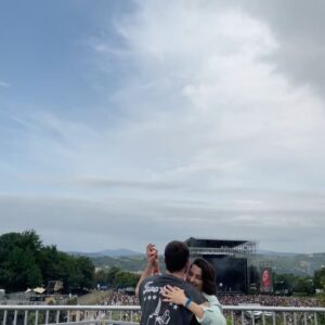 Nuria Herrero Instagram - Bailar, a veces bajo la lluvia y otras en mitad de Basoa.
Conocer desconocidos que se convierten en los mejores compañeros.
Florence y su magia en el escenario.
El placer de necesitar abrigarte en pleno julio.
Ver atardecer desde Lasai.
Reír, saltar y gritar.
Comer. 
Comer mucho.
Beber.
Beber bien con @beefeatergin_es. Gracias por regalarme una experiencia tan única en esta edición del @bilbaobbklive . 🫶🏼

Disfruta de un consumo responsable. 40º.
#BeefeaterGin