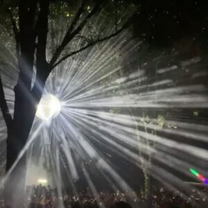 Nuria Herrero Instagram - Bailar, a veces bajo la lluvia y otras en mitad de Basoa.
Conocer desconocidos que se convierten en los mejores compañeros.
Florence y su magia en el escenario.
El placer de necesitar abrigarte en pleno julio.
Ver atardecer desde Lasai.
Reír, saltar y gritar.
Comer. 
Comer mucho.
Beber.
Beber bien con @beefeatergin_es. Gracias por regalarme una experiencia tan única en esta edición del @bilbaobbklive . 🫶🏼

Disfruta de un consumo responsable. 40º.
#BeefeaterGin
