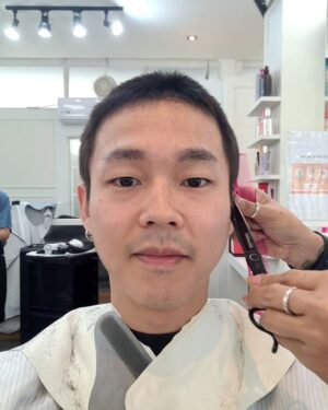 Nutthasit Kotimanuswanich Instagram - ครั้งแรกในชีวิตที่ตัดผมสั้นขนาดนี้ ตอนแรกกลัวจะเป็นหลวงจีน 
ใช้เวลาตัดสินใจอาทิตย์นึงได้เลยรีบทักหาพี่โอ๋ @arratri_aday
@adaysalon24 ผู้เก่งกาจเรื่องสีผมที่ฉันไว้ใจ 

ตัดเสร็จชอบมากๆ ขอบคุณพี่โอ๋สำหรับทรงใหม่และสีผมสวยๆ เย้ๆ 
อยากถ่ายรูปเล่นเล้ย~