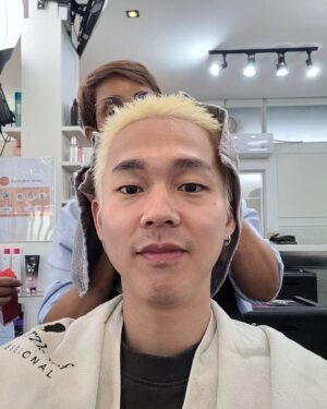 Nutthasit Kotimanuswanich Instagram - ครั้งแรกในชีวิตที่ตัดผมสั้นขนาดนี้ ตอนแรกกลัวจะเป็นหลวงจีน 
ใช้เวลาตัดสินใจอาทิตย์นึงได้เลยรีบทักหาพี่โอ๋ @arratri_aday
@adaysalon24 ผู้เก่งกาจเรื่องสีผมที่ฉันไว้ใจ 

ตัดเสร็จชอบมากๆ ขอบคุณพี่โอ๋สำหรับทรงใหม่และสีผมสวยๆ เย้ๆ 
อยากถ่ายรูปเล่นเล้ย~